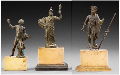 null Lot de trois statuettes représentant un Zeus à demi nu lauré, un Arès nu le...