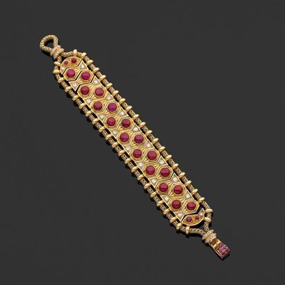 RENE BOIVIN Bracelet "Indien" articulé en or jaune serti de cabochons de rubis et...