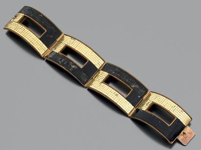 RENE BOIVIN Bracelet " Irradiant " composé de quatre maillons rectangulaires à décor...