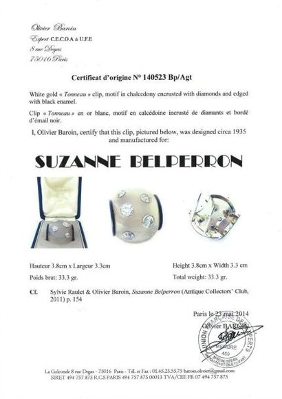 SUZANNE BELPERRON Clip "tonneau" en or gris composé d'un motif en calcédoine serti...