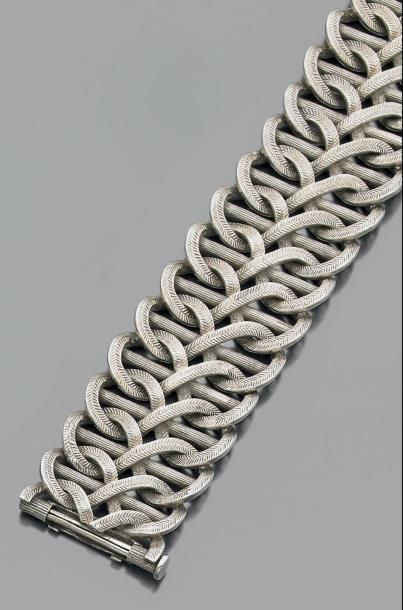 HERMES Large bracelet articulé en argent tressé et ciselé. Signé. Largeur: 3.3 cm...