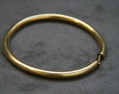 null Bracelet jonc à ouverture en or jaune. poids: 15gr