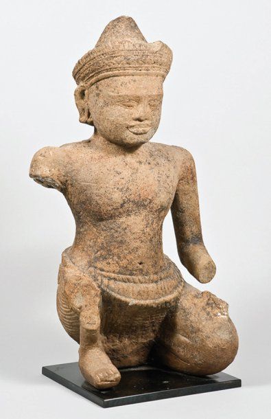 null PERSONNAGE Agenouillé en pierre. Travail Khmer du XIIe siècle (restaurations...