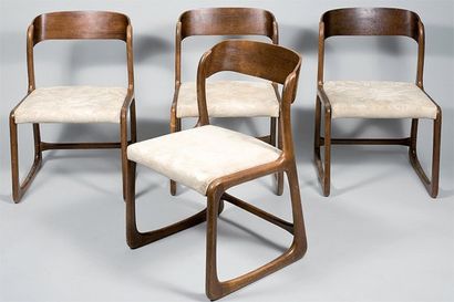 TRAVAIL SUEDOIS DES ANNEES 50 Suite de quatre chaises en bois naturel