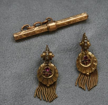 null Petit lot de bijoux divers composé d'une paire de pendants d'oreilles, porte...