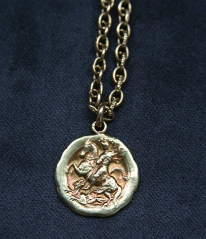 null Chaîne de montre en or jaune orné d'une médaille en or jaune (Saint George et...