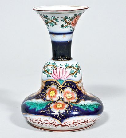 null VASE en porcelaine de Bayeux à décor de rinceaux polychromes H:22 cm (fêle)