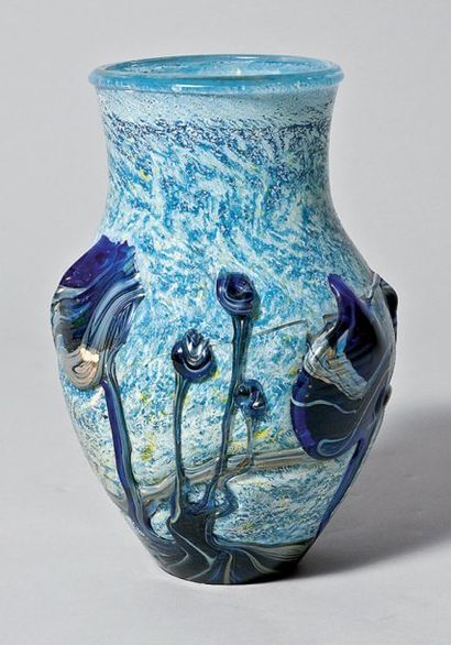 Jean-Claude NOVARO (né en 1943) Vase en verre souffl é et moulé à dominante bleu...