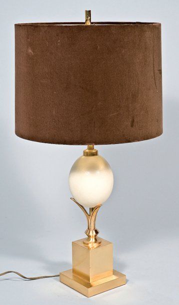 TRAVAIL FRANÇAIS 1970 Lampe en métal doré, fût orné d'un oeuf d'autruche enchâssé...