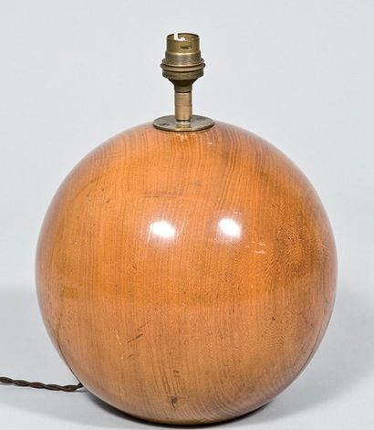 TRAVAIL FRANÇAIS 1970 Pied de lampe boule en bois naturel vernissé Diam: 21 cm