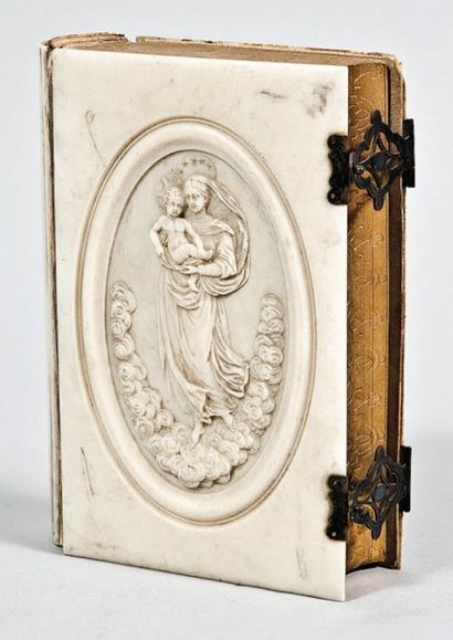 null MISSEL en ivoire, plat sculpté d'une Vierge à l'enfant sur une nuée XIXème siècle...