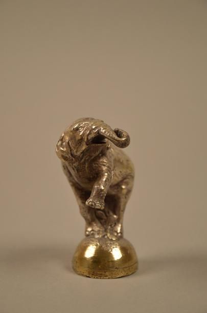 null Mascotte automobile «Eléphant» Sujet en bronze Signé Ruffony H.: 10 cm