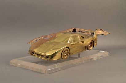 Michel SAUZE (XX ème s.) Ferrari F-40 Epreuve en bronze brute de fonderie réalisée...