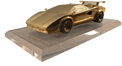 Michel SAUZE (XX ème s.) Lamborghini Countach Epreuve en bronze doré réalisée à l'échelle...