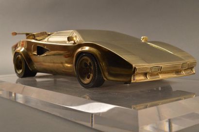 Michel SAUZE (XX ème s.) Lamborghini Countach Epreuve en bronze doré réalisée à l'échelle...