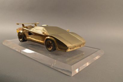 Michel SAUZE (XX ème s.) Lamborghini Countach Epreuve en bronze doré réalisée à l'échelle...