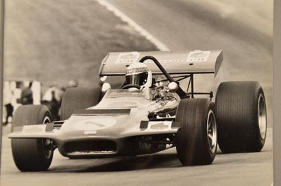 null Ensemble de trois photographies de Jacky Stewart sur Formule 1 et divers Tirage...