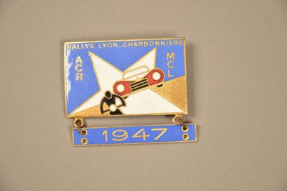 null Broche du Rallye Lyon - Charbonnières avec plaquette annuelle 1954 A. Augis,...