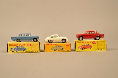 DINKY TOYS Ensemble de trois véhicules dans leurs boîtes comprenant: - Porsche 356...
