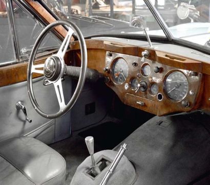 1956 - JAGUAR XK 140 COUPÉ C'est en 1948 que Jaguar crée l'évènement sur la planète...