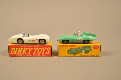 DINKY TOYS Ensemble de deux véhicules dans leurs boîtes comprenant: - Connaught Racing...