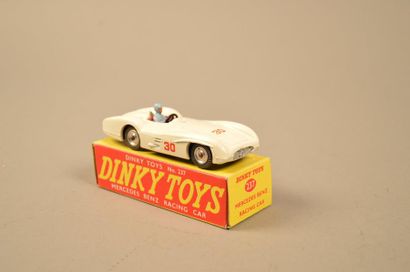 DINKY TOYS Ensemble de deux véhicules dans leurs boîtes comprenant: - Connaught Racing...
