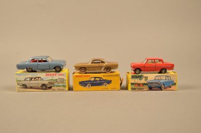 DINKY TOYS Ensemble de trois véhicules dans leurs boîtes comprenant: - Opel Kadett,...
