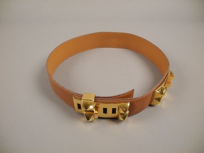 HERMES Ceinture "Collier de chien" en cuir brun, garnitures en métal doré L: 89 ...