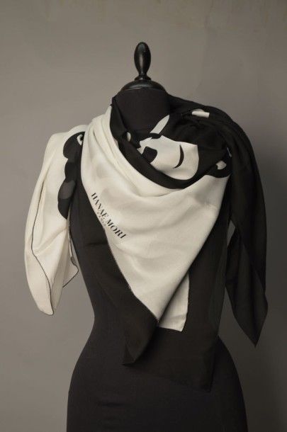 Hanaé MORI Très grande étole en mousseline de soie noire et blanche, motifs stylisés...