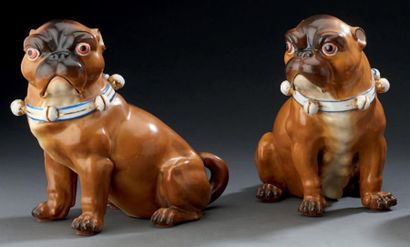 PARIS Paire de figurines en porcelaine représentant un couple de carlins assis à...