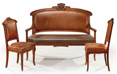 TRAVAIL FRANÇAIS 1900 Salon en acajou comprenant un canapé deux places et deux chaises...