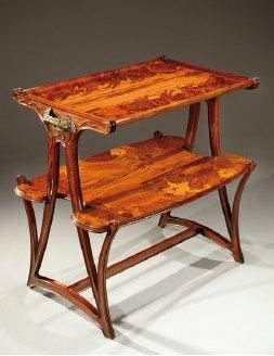 Louis MAJORELLE (1859-1926) Importante table à thé en acajou mouluré, présentant...