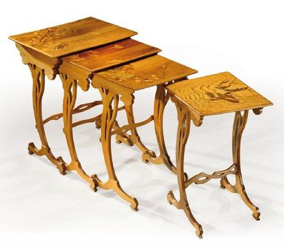 Émile GALLÉ (1846-1904) Suite de quatre tables gigognes à plateaux marquetés en placage...
