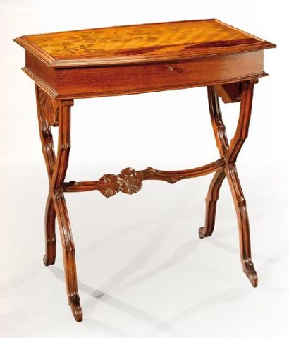 Émile GALLÉ (1846-1904) Table dite «travailleuse» en hêtre teinté à caisson rectangulaire...
