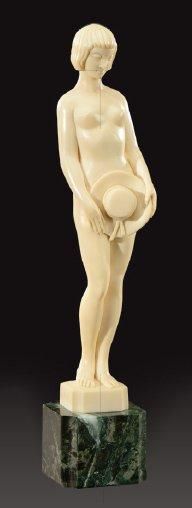 ADRIEN MIGEON (1895-1967) «Nu au chapeau» Statuette sculptée en ronde-bosse sur ivoire....