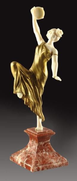 LOUIS SOSSON (XIX-XXème) Sculpture chryséléphantine en bronze doré et ivoire figurant...