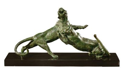 ALEXANDRE OULINE (actif de 1918 à 1940) Sculpture en bronze à patine verte figurant...