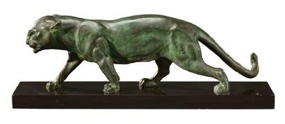 SERGE ZELIKSON (né en 1890) Epreuve en bronze à patine verte figurant une panthère...