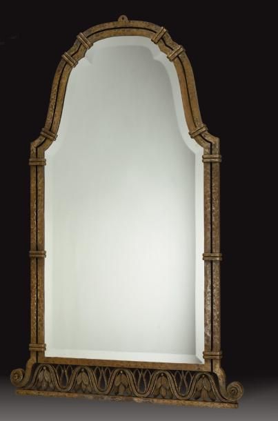 Paul KISS (1895-1962) Miroir en fer forgé martelé présentant un encadrement rectangulaire...