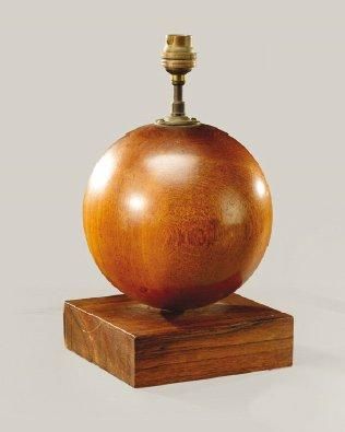 ERNEST BOICEAU, attribué à Lampe de table en palissandre à fût de forme boule reposant...