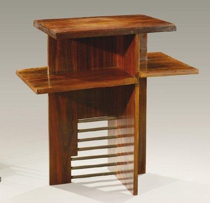 TRAVAIL FRANÇAIS 1930 Petit meuble moderniste en placage d'ébène de macassar à plateaux...