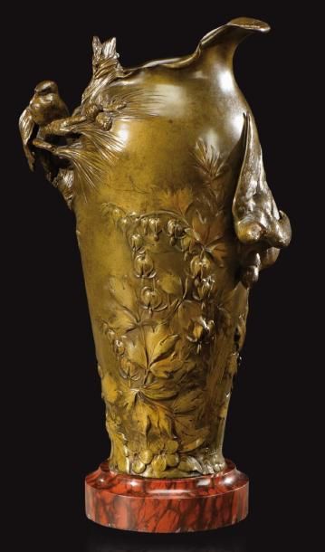 FREDERIC DEBON (XIX-XXème) Vase de forme ovoïde à col polylobé en bronze à patine...