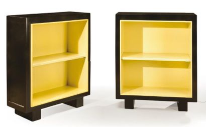 GOUFFE EDITEUR Paire de meubles à hauteur d'appui à étagères à caisson cubique en...