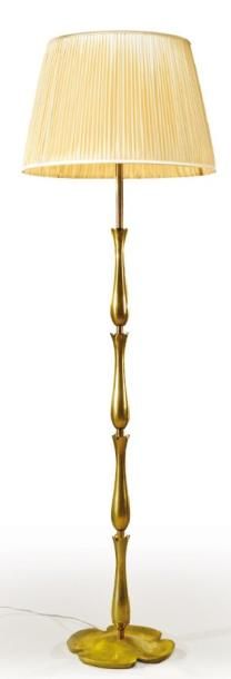 RAOUL SCARPA (XXe) Lampadaire en bronze doré reposant sur un piétement en forme de...