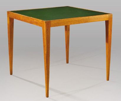 Jean Royère (1902-1981) Table à jeu en chêne présentant un plateau carré amovible...