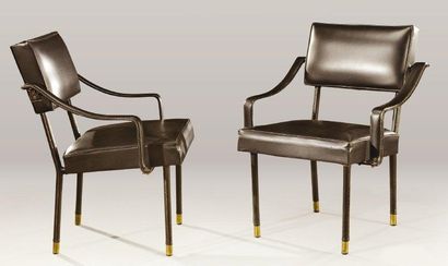 Jacques Quinet (1918-1992) Paire de fauteuils entièrement recouverts d'un Skaï noir...
