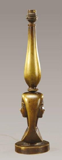 RICCARDO SCARPA (né en 1905) Lampe en bronze à patine médaille figurant deux têtes...