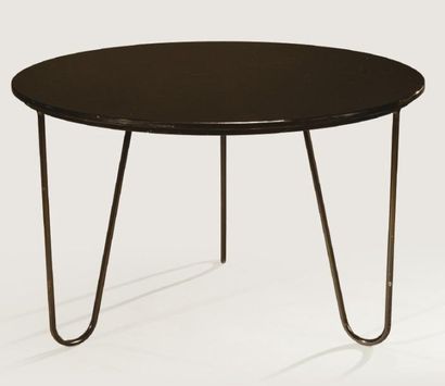 Mathieu MATÉGOT (1910-2001) Table basse modèle «Bellevue» à plateau circulaire en...
