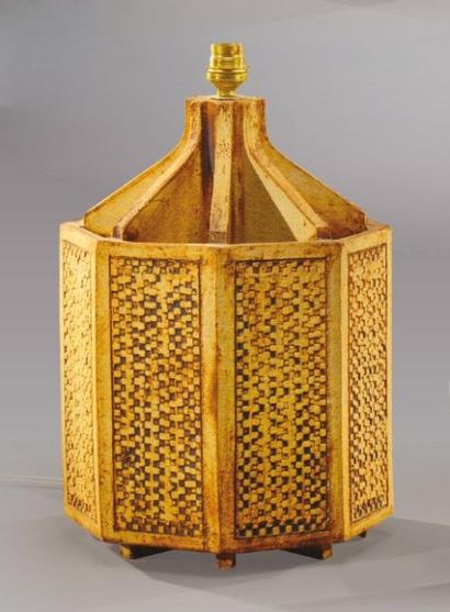 ROGER CAPRON (1922-2006) Pied de lampe octogonal à pans coupés en céramique ocre...