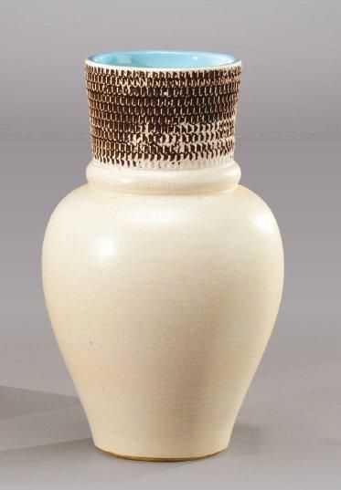 POL CHAMBOST (1906-1983) Vase de forme ovoïde annelé à long col droit en céramique...